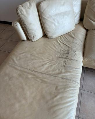 Divano pelle con segni di usura