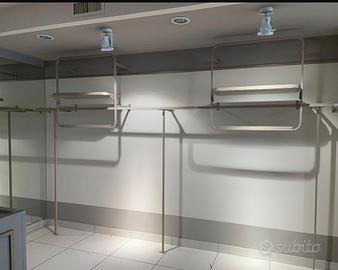 Arredo negozio, urfici e cabina armadi
