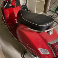 Vespa GTS300 Super rossa