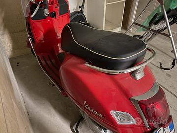 Vespa GTS300 Super rossa