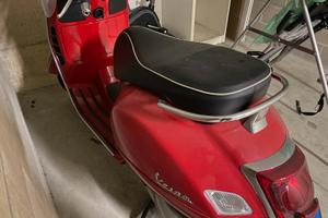 Vespa GTS300 Super rossa