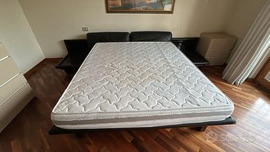 Letto matrimoniale moderno con testata imbottita e