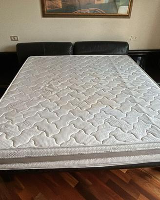 Letto matrimoniale moderno con testata imbottita e