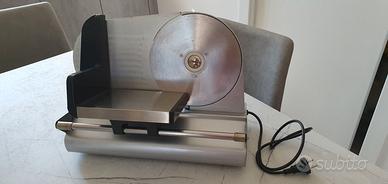 Affettatrice con lama diametro 19 cm
