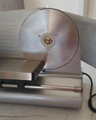 Affettatrice con lama diametro 19 cm