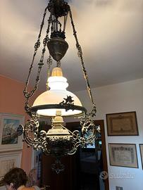 Lampadario antico a petrolio