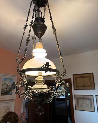 Lampadario antico a petrolio