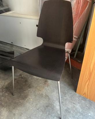 Sedia in legno con gambe in metallo