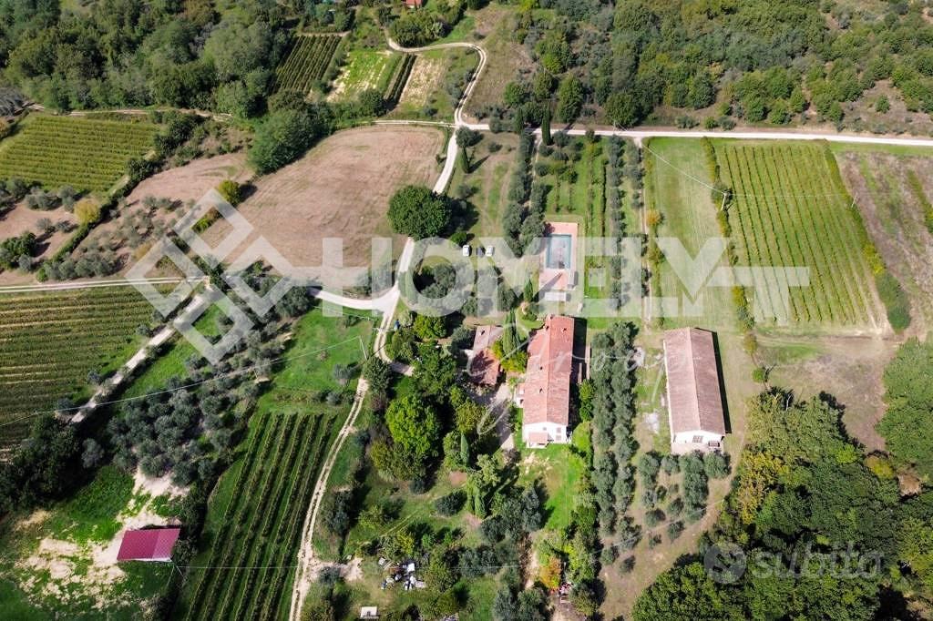Rustico / Casale di 1000 m² con più di 5 locali a - Vista 5