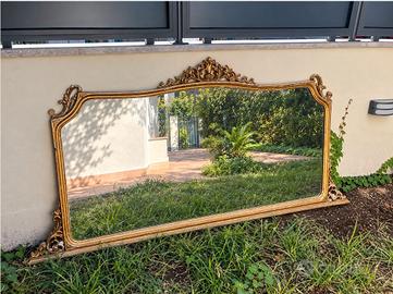Grande specchio vintage con cornice decorata