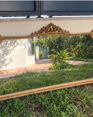 Grande specchio vintage con cornice decorata