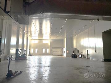 Mq 1.500 circa capannone con celle frigorifere