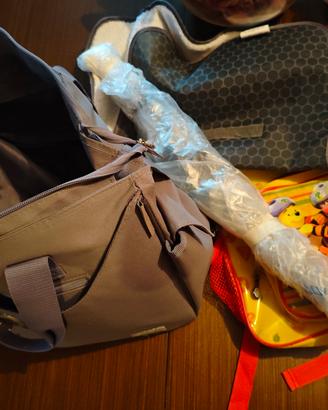 borsa per il cambio, ombrellino, zainetto.