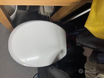 Gabinetto completo di coperchio 