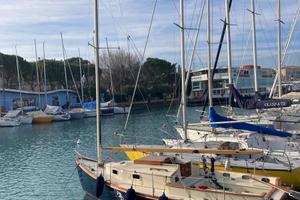 Barca a vela con motore