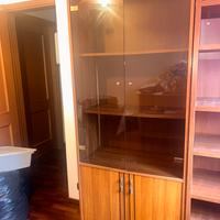 libreria in legno con ante a vetro