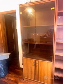 libreria in legno con ante a vetro