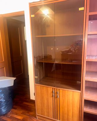 libreria in legno con ante a vetro