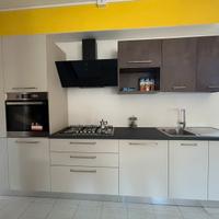 CUCINA LINEARE CON TAVOLO ABBINATO