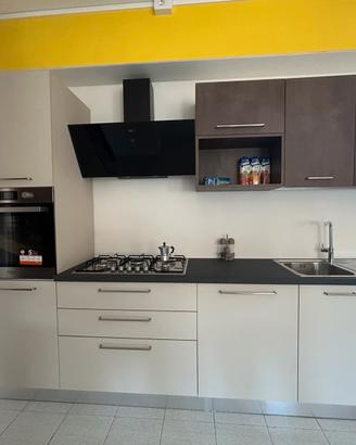 CUCINA LINEARE CON TAVOLO ABBINATO