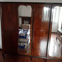 Armadio a specchio e comò