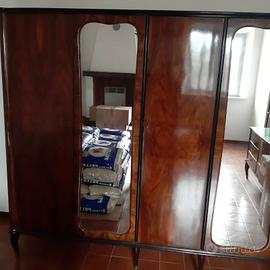 Armadio a specchio e comò