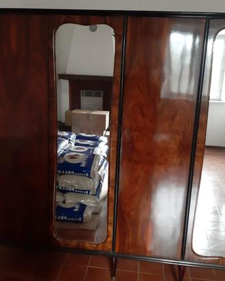 Armadio a specchio e comò