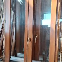 Set di finestre e porte in legno