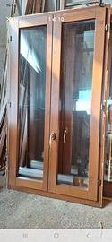 Set di finestre e porte in legno