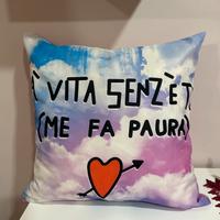 Cuscito con scritta