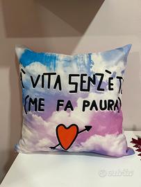 Cuscito con scritta