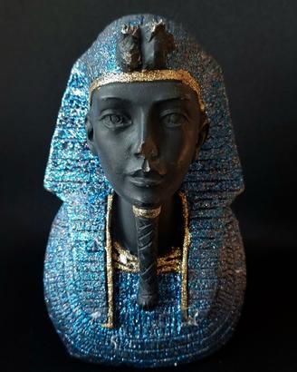 busto scolpito di un antico faraone egizio nei ton