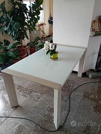 tavolo da pranzo bianco  con piano in vetro