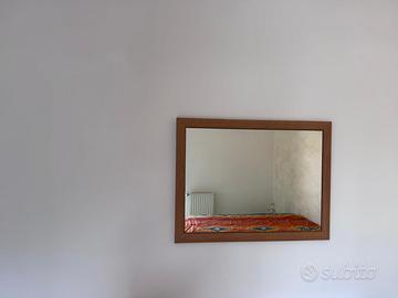 Specchio,comodino di legno,e comodino grande legno