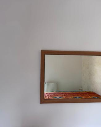 Specchio,comodino di legno,e comodino grande legno