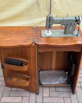 Macchina da cucire a pedali con mobile, Necchi