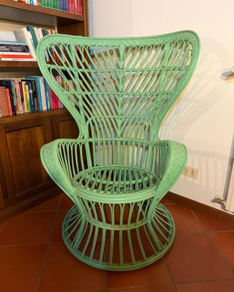 Poltrona in vimini verniciata