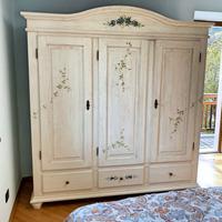 armadio decorato in abete