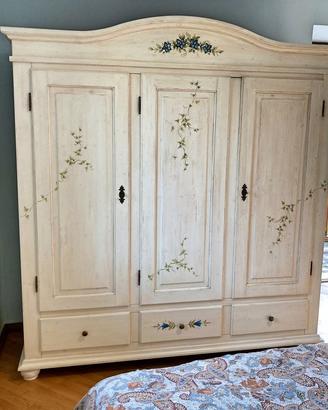 armadio decorato in abete