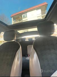 autovettura bicolore con tetto apribile panoramico