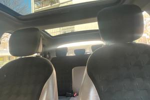 autovettura bicolore con tetto apribile panoramico