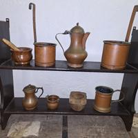 mensola con oggetti di rame