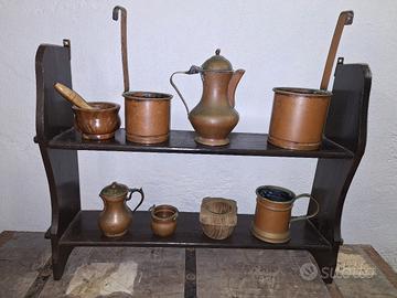 mensola con oggetti di rame