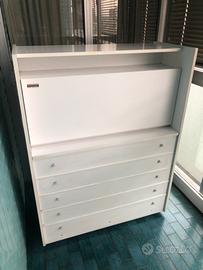 Mobile con letto a scomparsa e piano scrivania