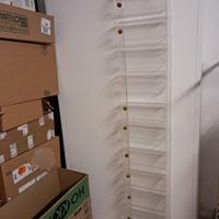 Espositore a parete in plexiglass