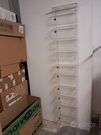 Espositore a parete in plexiglass