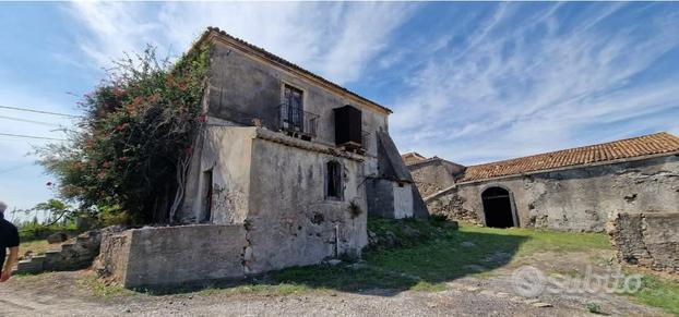 Antico casale con 15.000mq di terreno Calatabiano