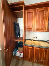 CUCINA IN LEGNO MASSELLO CON PIANO IN GRANITO – OT