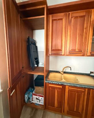 CUCINA IN LEGNO MASSELLO CON PIANO IN GRANITO – OT