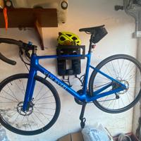 Bici da corsa e rulli VanRysel.